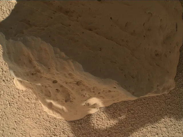 Sol 82: Mars Hand Lens Imager (MAHLI)