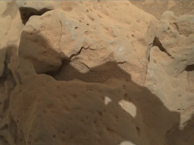 Sol 82: Mars Hand Lens Imager (MAHLI)