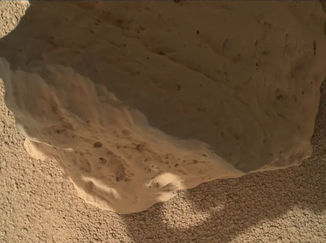 Sol 82: Mars Hand Lens Imager (MAHLI)