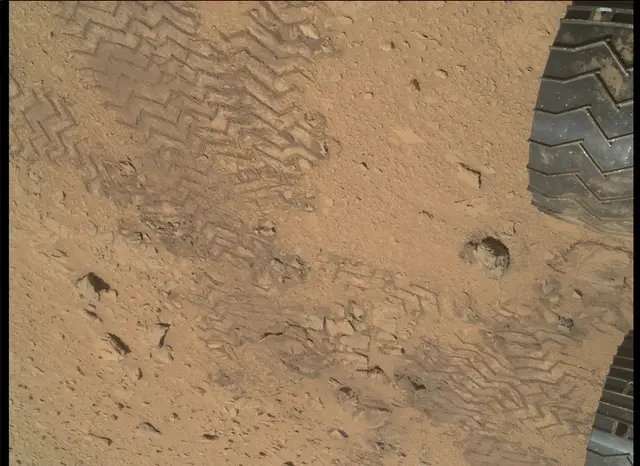 Sol 84: Mars Hand Lens Imager (MAHLI)