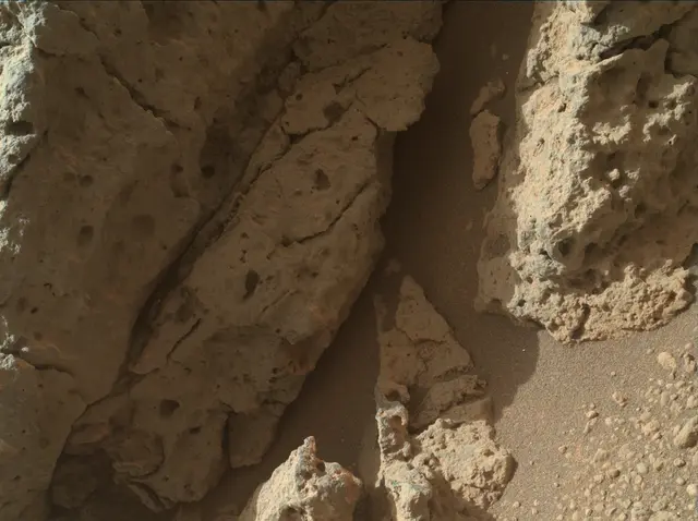 Sol 303: Mars Hand Lens Imager (MAHLI)