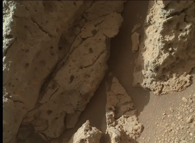 Sol 303: Mars Hand Lens Imager (MAHLI)