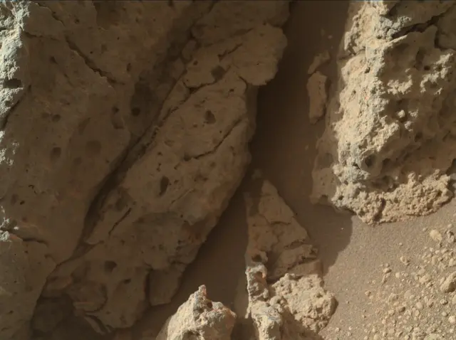 Sol 303: Mars Hand Lens Imager (MAHLI)