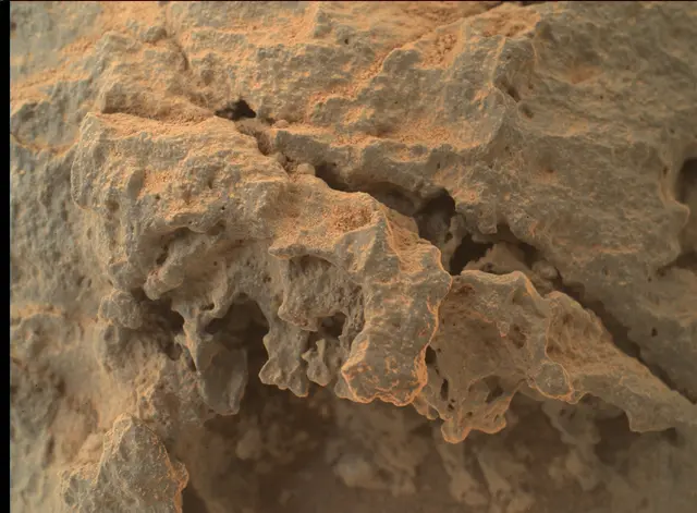 Sol 304: Mars Hand Lens Imager (MAHLI)