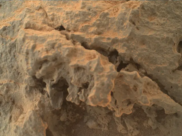 Sol 304: Mars Hand Lens Imager (MAHLI)