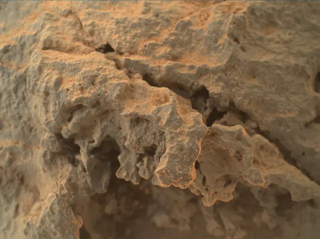 Sol 304: Mars Hand Lens Imager (MAHLI)