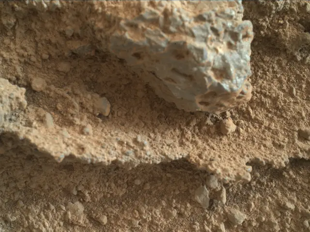 Sol 400: Mars Hand Lens Imager (MAHLI)