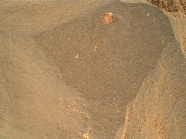 Sol 472: Mars Hand Lens Imager (MAHLI)