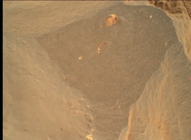 Sol 472: Mars Hand Lens Imager (MAHLI)