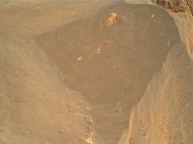 Sol 472: Mars Hand Lens Imager (MAHLI)