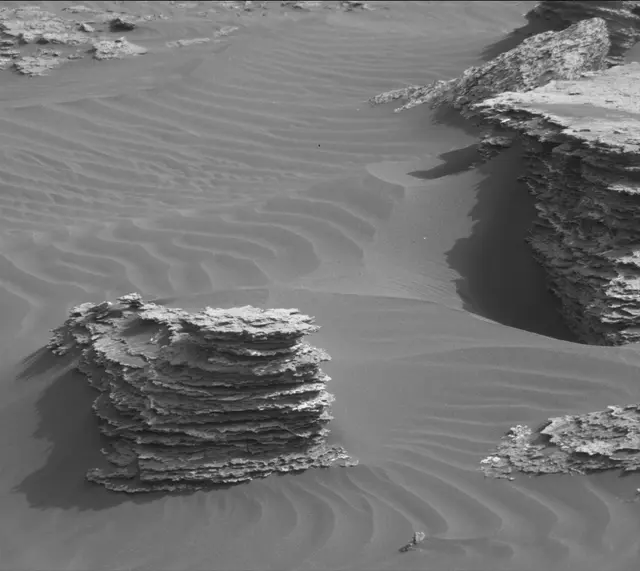 Sol 1653: Mast Camera (Mastcam)
