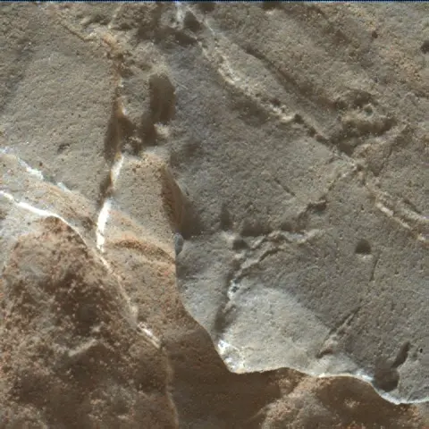 Sol 1979: Mars Hand Lens Imager (MAHLI)