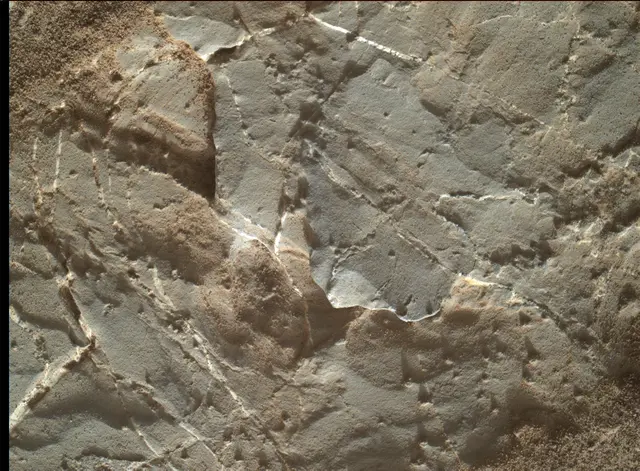 Sol 1979: Mars Hand Lens Imager (MAHLI)