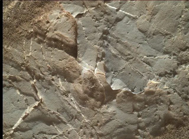 Sol 1979: Mars Hand Lens Imager (MAHLI)