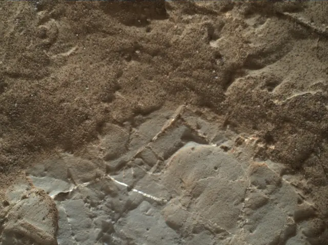 Sol 1979: Mars Hand Lens Imager (MAHLI)