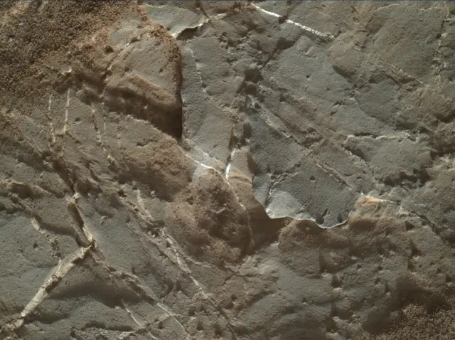 Sol 1979: Mars Hand Lens Imager (MAHLI)