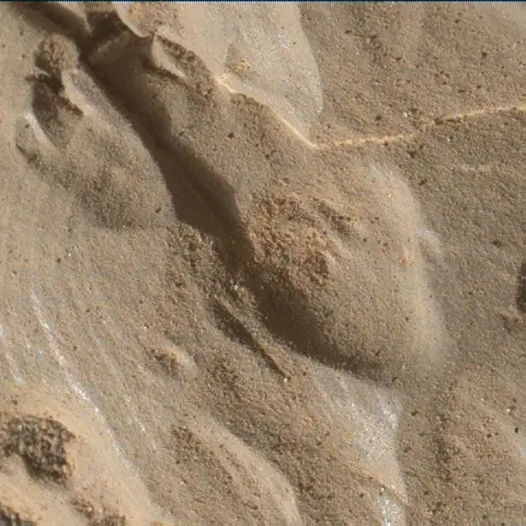 Sol 1988: Mars Hand Lens Imager (MAHLI)