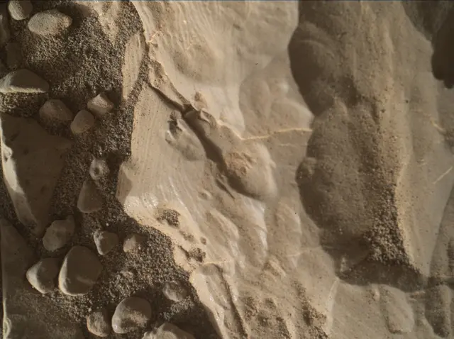 Sol 1988: Mars Hand Lens Imager (MAHLI)