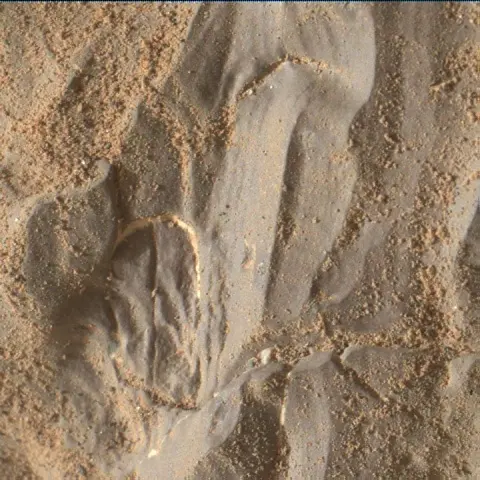 Sol 1988: Mars Hand Lens Imager (MAHLI)