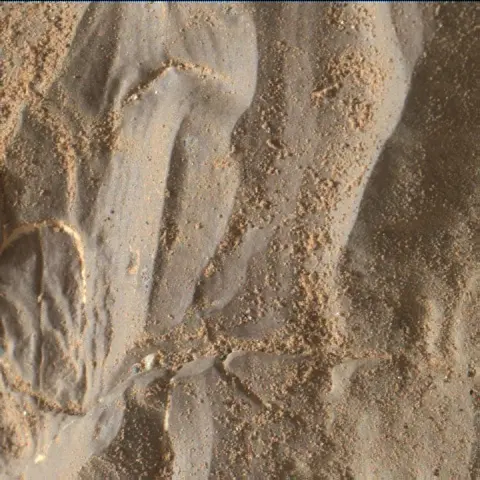 Sol 1988: Mars Hand Lens Imager (MAHLI)