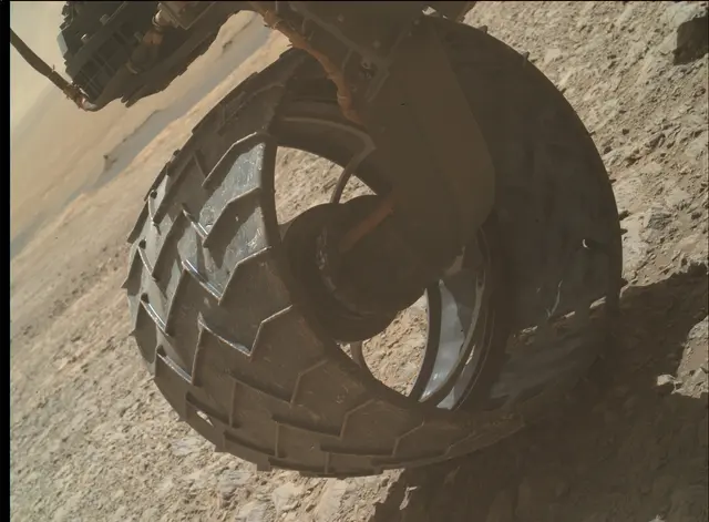Sol 1989: Mars Hand Lens Imager (MAHLI)