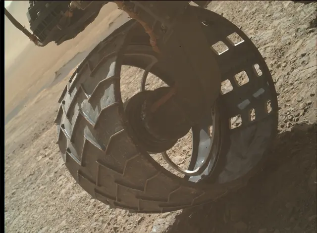 Sol 1989: Mars Hand Lens Imager (MAHLI)