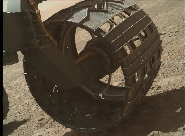 Sol 1989: Mars Hand Lens Imager (MAHLI)