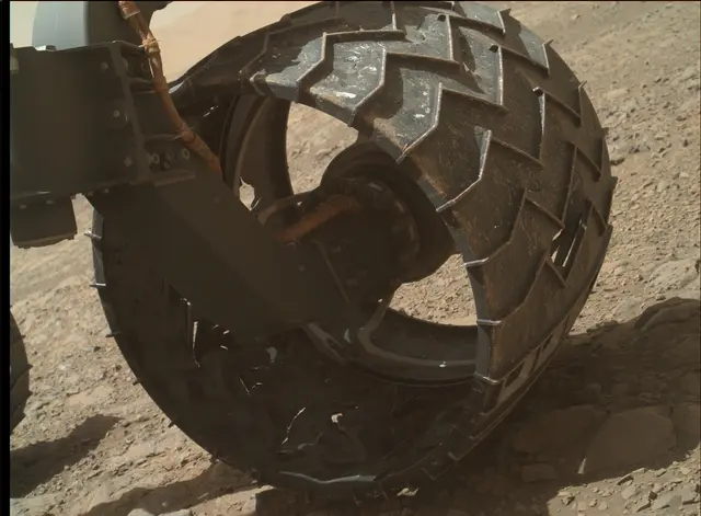 Sol 1989: Mars Hand Lens Imager (MAHLI)