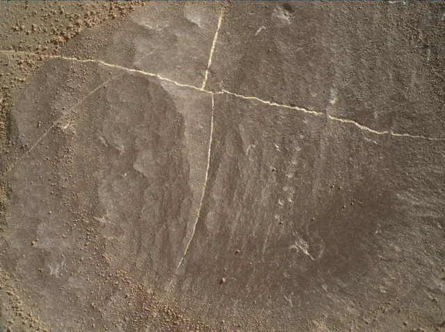 Sol 1996: Mars Hand Lens Imager (MAHLI)