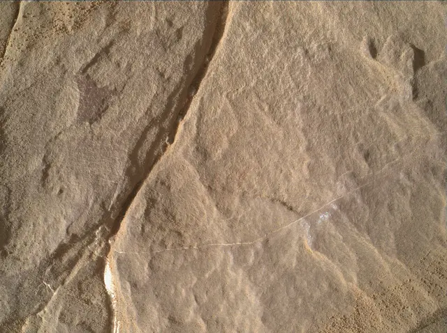 Sol 2000: Mars Hand Lens Imager (MAHLI)