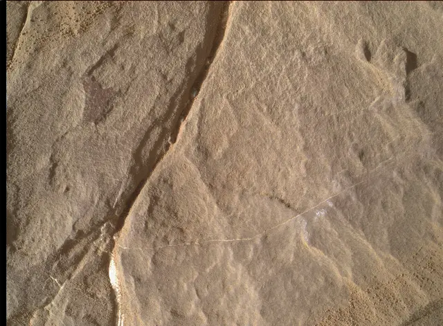Sol 2000: Mars Hand Lens Imager (MAHLI)