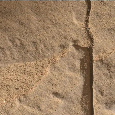 Sol 2001: Mars Hand Lens Imager (MAHLI)