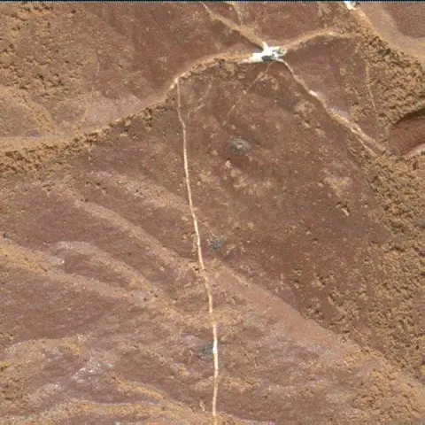 Sol 2005: Mars Hand Lens Imager (MAHLI)