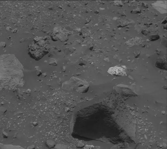Sol 2016: Mast Camera (Mastcam)