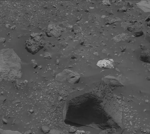 Sol 2016: Mast Camera (Mastcam)