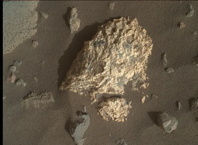 Sol 2016: Mars Hand Lens Imager (MAHLI)