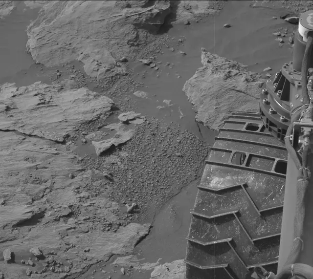 Sol 2579: Mast Camera (Mastcam)