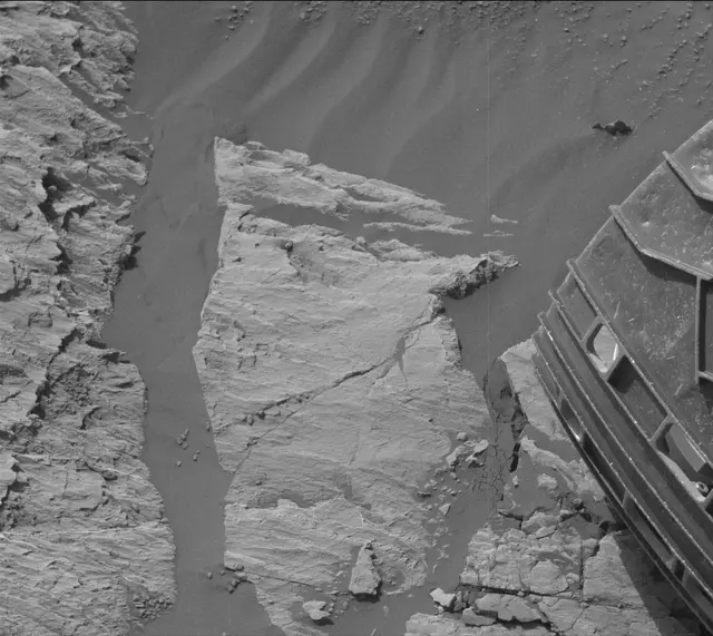 Sol 2579: Mast Camera (Mastcam)