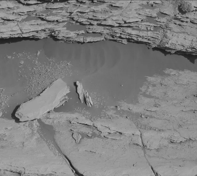 Sol 2582: Mast Camera (Mastcam)
