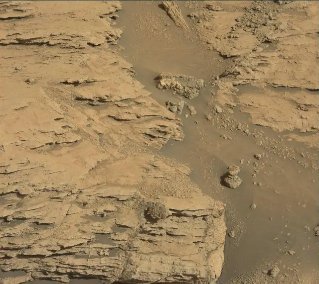 Sol 2582: Mast Camera (Mastcam)