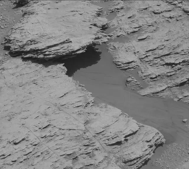 Sol 2586: Mast Camera (Mastcam)