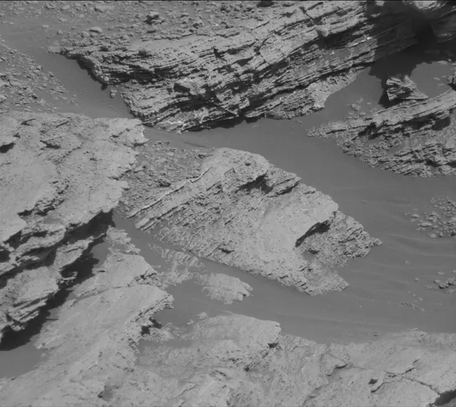 Sol 2586: Mast Camera (Mastcam)