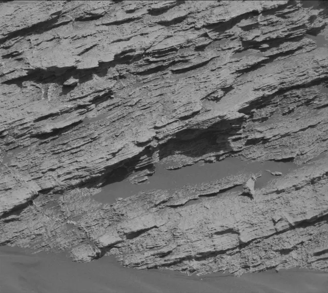 Sol 2586: Mast Camera (Mastcam)