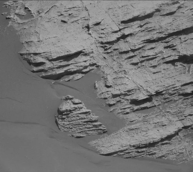 Sol 2586: Mast Camera (Mastcam)