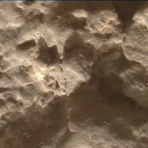 Sol 2587: Mars Hand Lens Imager (MAHLI)