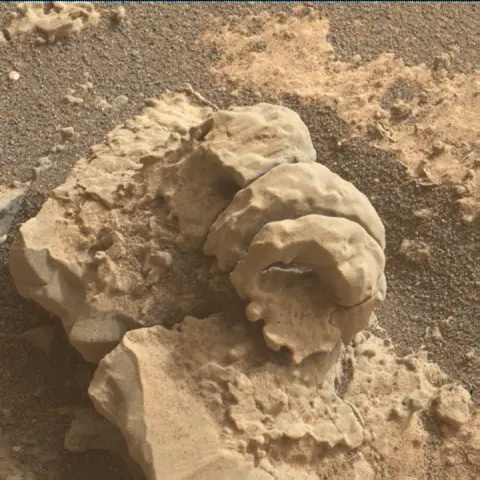 Sol 2666: Mars Hand Lens Imager (MAHLI)