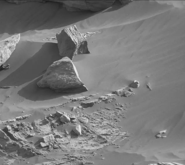 Sol 2679: Mast Camera (Mastcam)