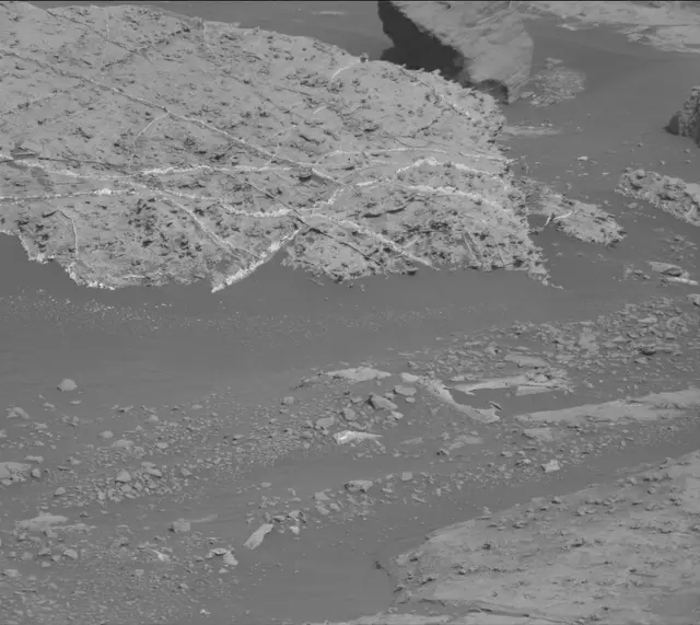 Sol 2679: Mast Camera (Mastcam)