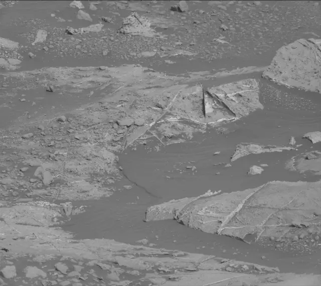 Sol 2679: Mast Camera (Mastcam)