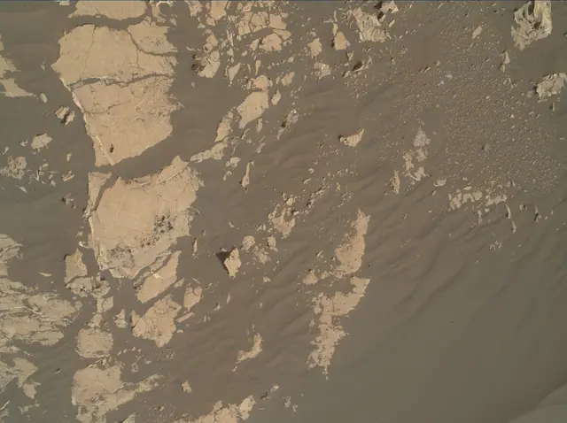 Sol 3070: Mars Hand Lens Imager (MAHLI)